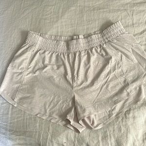 Athleta Hustle 3" Short tan/cream Athletic Women's‎ L